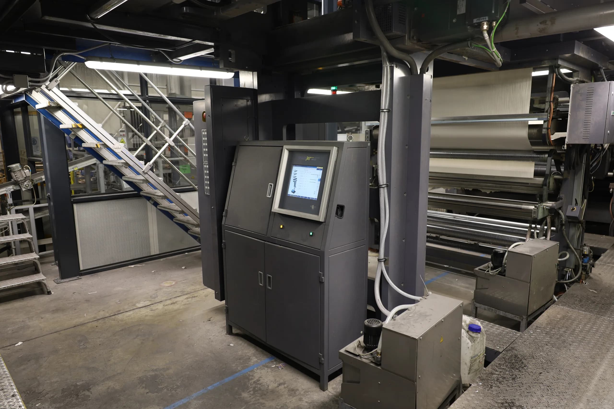 Macchinario industriale con quadro di controllo e pannello operatore