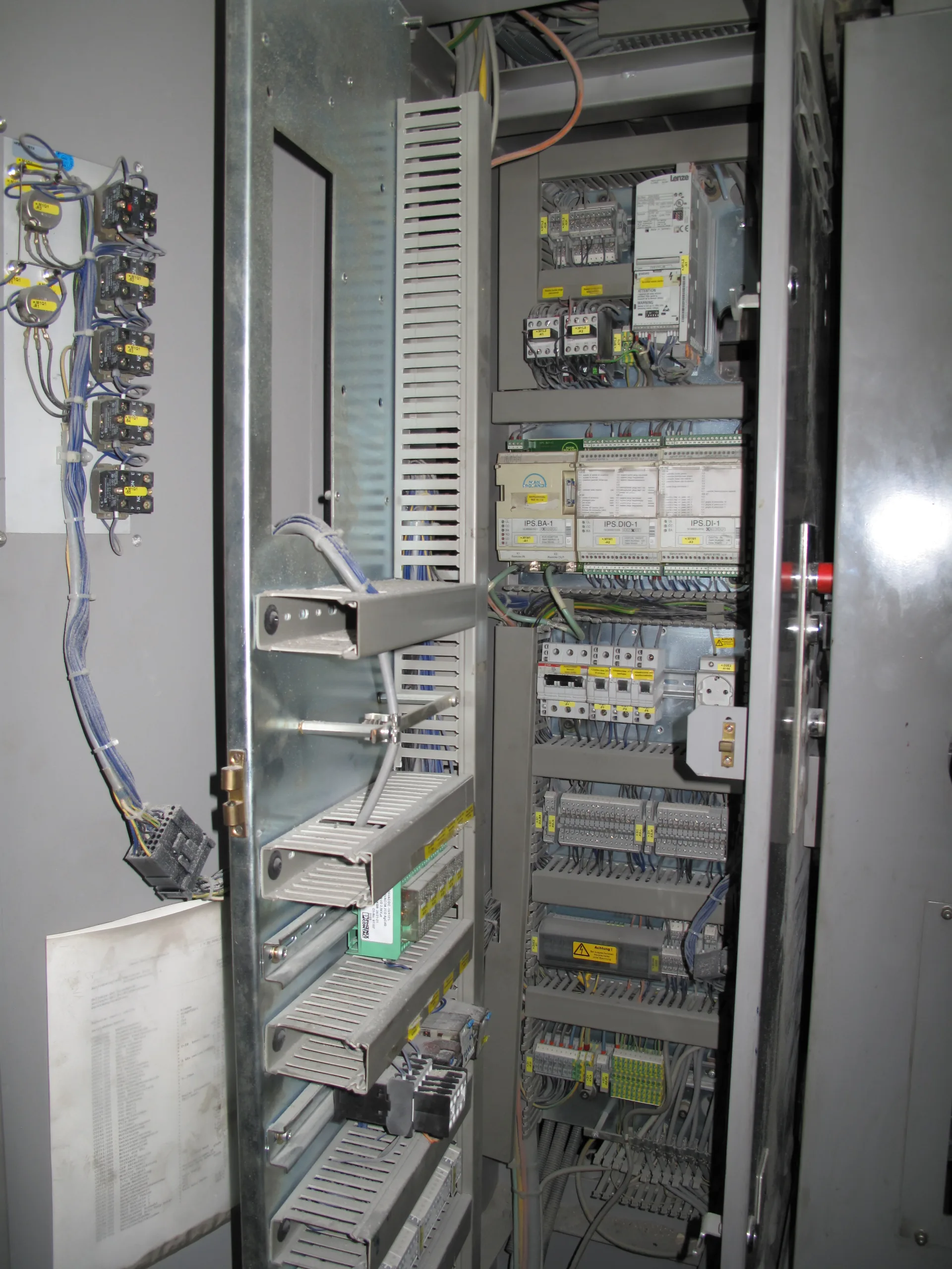 Quadro elettrico industriale aperto con PLC e morsettiere